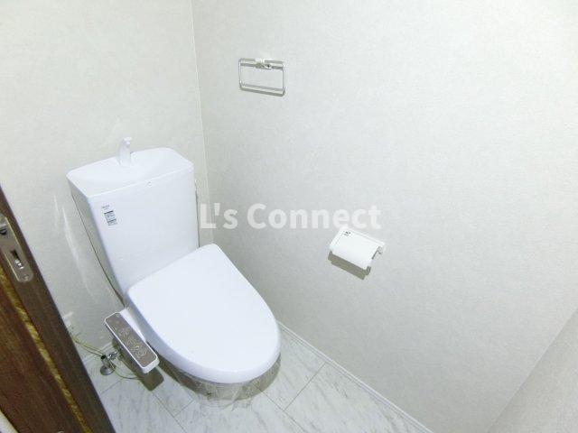 トイレ　温水洗浄便座付きのトイレ。