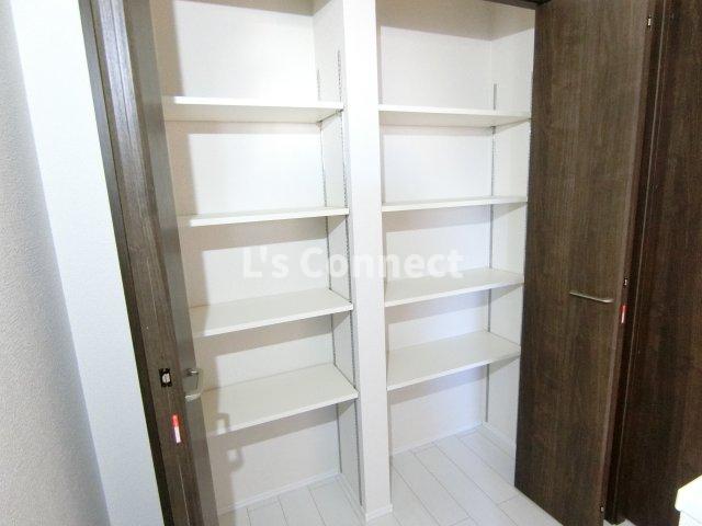 その他設備　廊下にも収納付き。