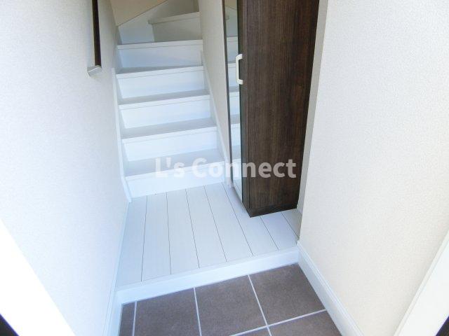 玄関　背の高い下駄箱には鏡付きで身だしなみチェック。