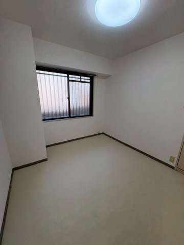 その他部屋・スペース　開放的な寝室です