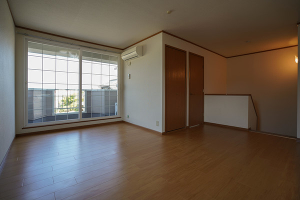 居室・リビング　同じ建物の別なお部屋