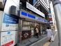 コンビニ　ローソン新宿区三丁目北店（コンビニ）まで384m