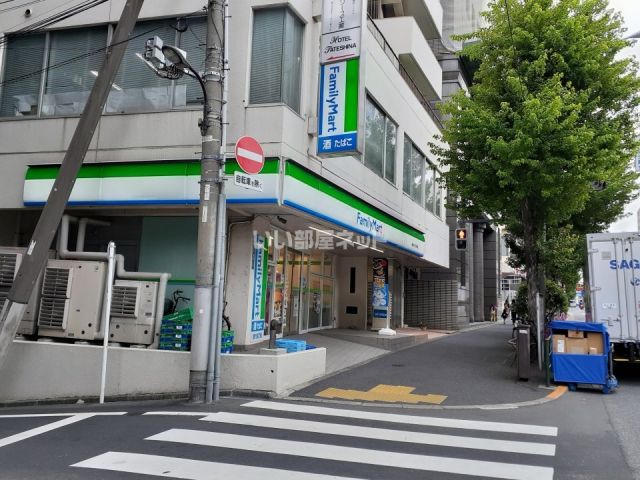 コンビニ　ファミリーマート新宿五丁目東店（コンビニ）まで326m