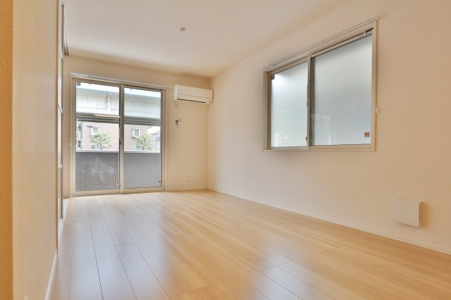 居室・リビング　参考写真（同物件別部屋）