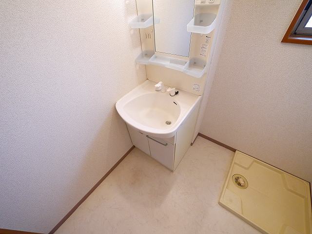 洗面設備　ゆったりとスペースのある洗面所