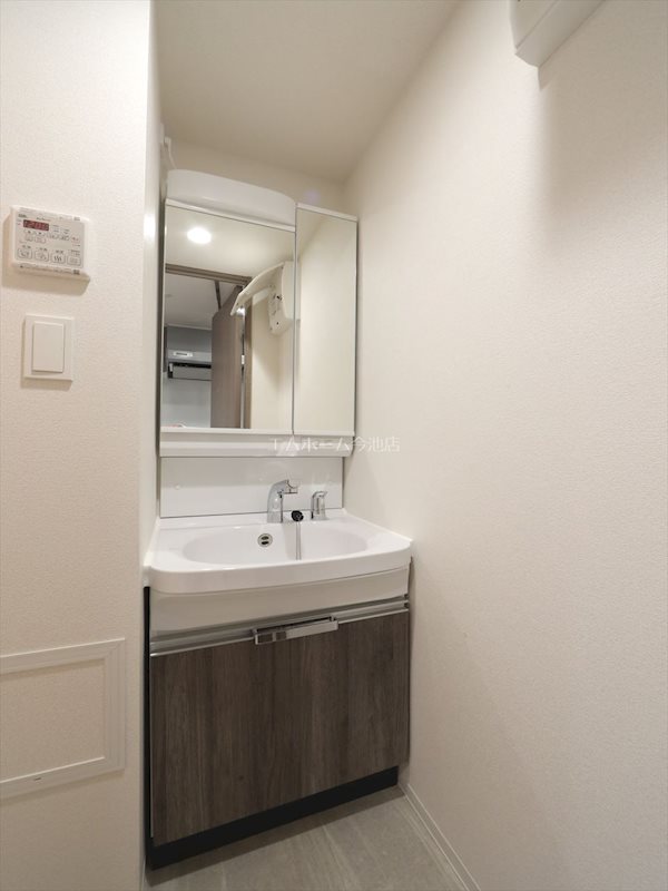 洗面設備　脱衣所　独立洗面台（シャンプードレッサー付）