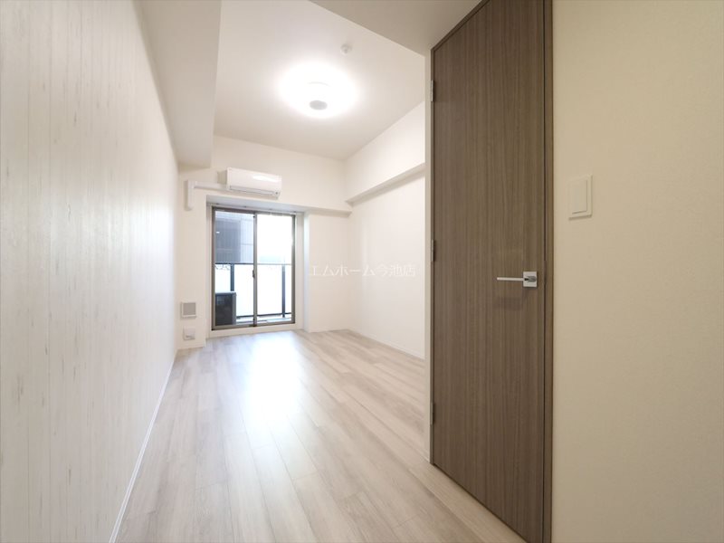 その他部屋・スペース　洋室9.3帖　エアコン付　バルコニーに面しています