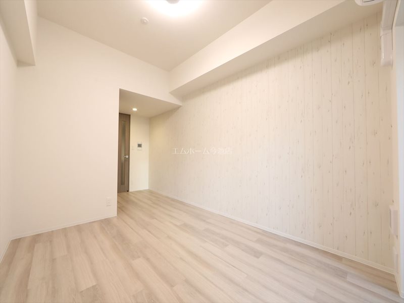 居室・リビング　洋室9.3帖　エアコン付　バルコニーに面しています