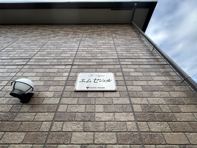 エントランス　落ち着いたエントランスです