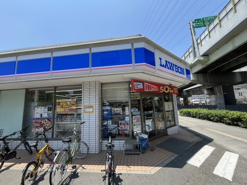 コンビニ　ローソン 東大阪荒本駅前店（コンビニ）まで427m