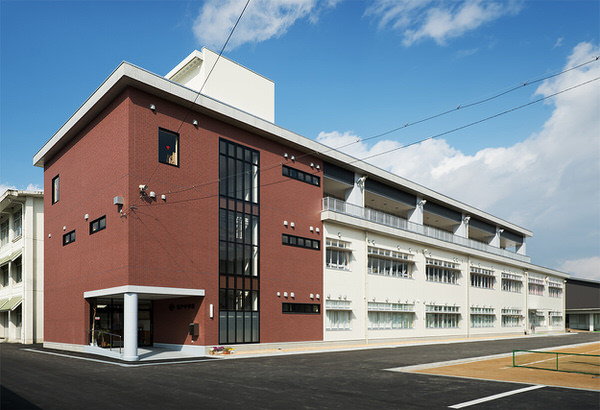 中学校　瀬戸中学校（中学校）まで424m