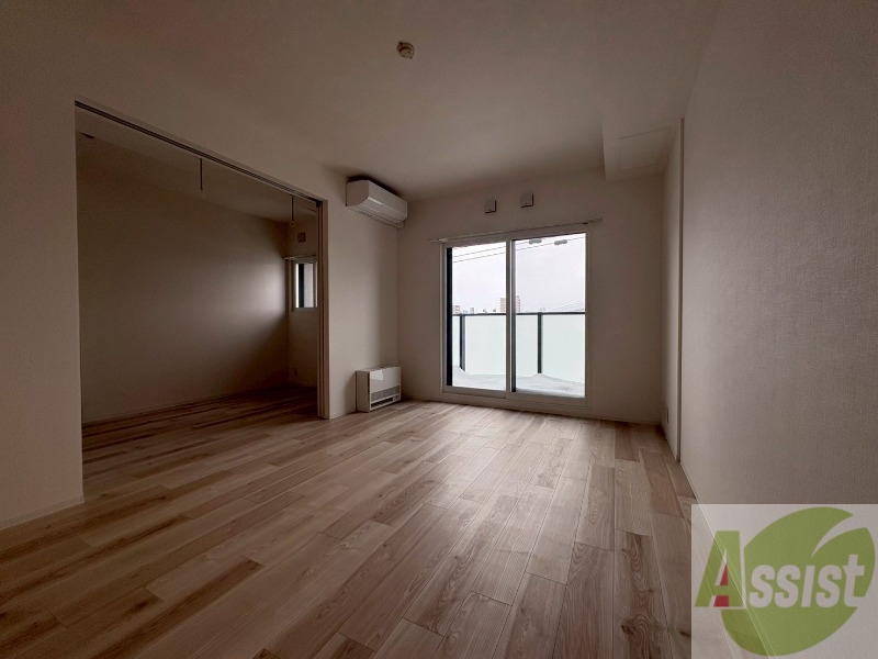 居室・リビング　リビングです。窓が大きくて明るいですね！