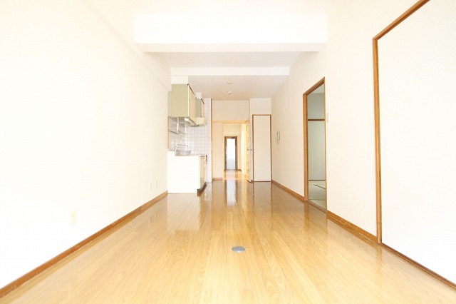 居室・リビング　同物件、別号室のものです。