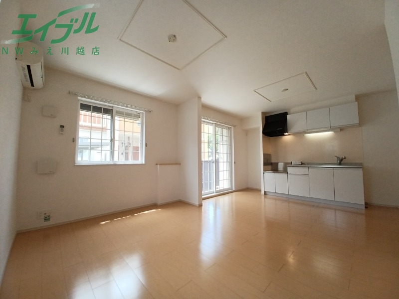 居室・リビング　同物件別室反転タイプ