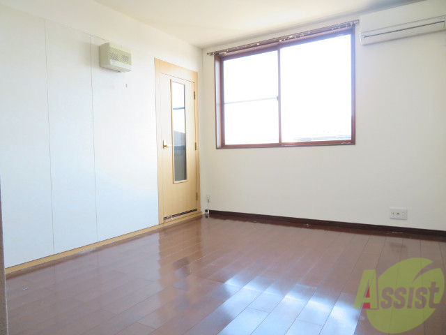 居室・リビング　１０．５帖のＬＤＫ。引き戸を開けると解放感があります。