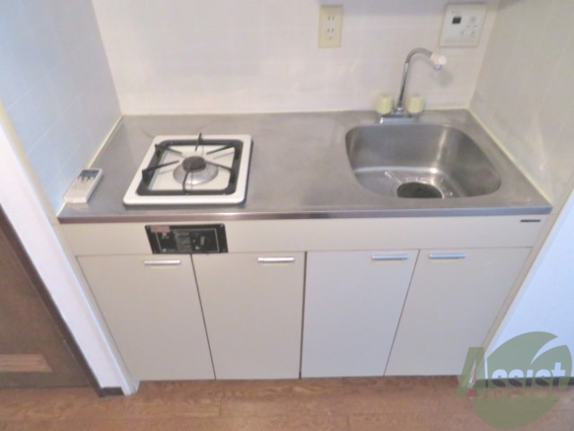 キッチン　ガスコンロ１口付のキッチン。まな板を置くスペースもあります。