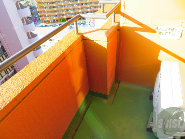 バルコニー　天気のいい日はバルコニーで洗濯物を干せますね。