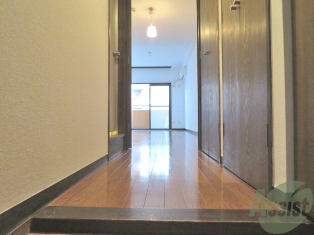 玄関　玄関からの目線です。光が入る明るいお部屋です。