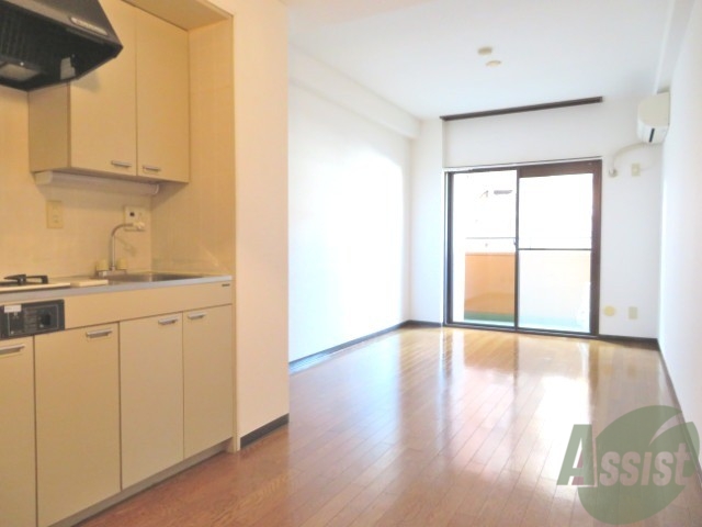 居室・リビング　フローリングがピカピカの綺麗なお部屋ですよ。