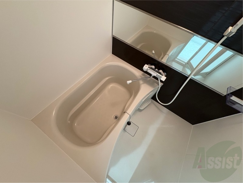 バス・シャワールーム　バスルームは狭すぎず、シャワーも浴びやすそうです。