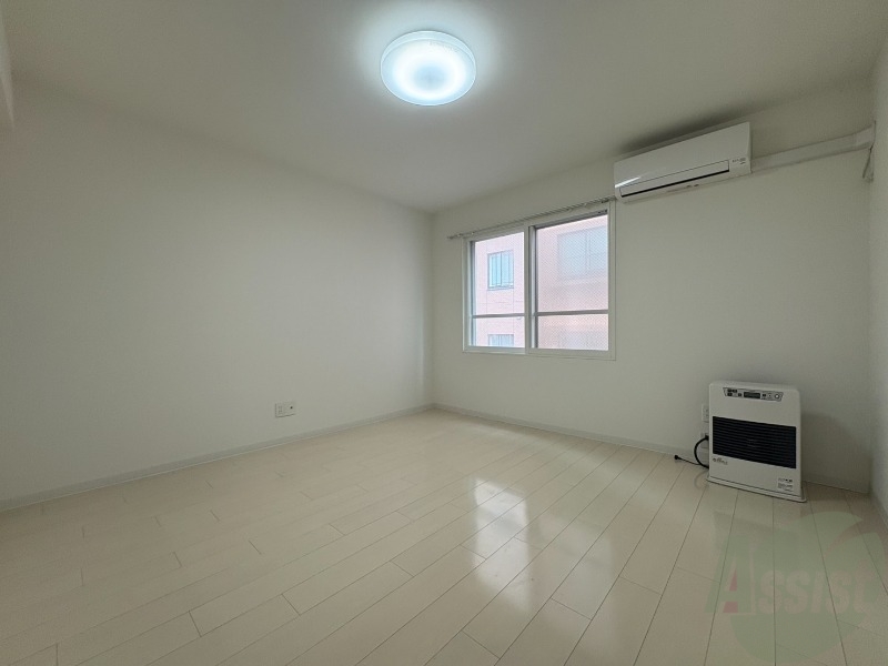 居室・リビング　白さが清潔感を出してくれます。お部屋も明るいですね。