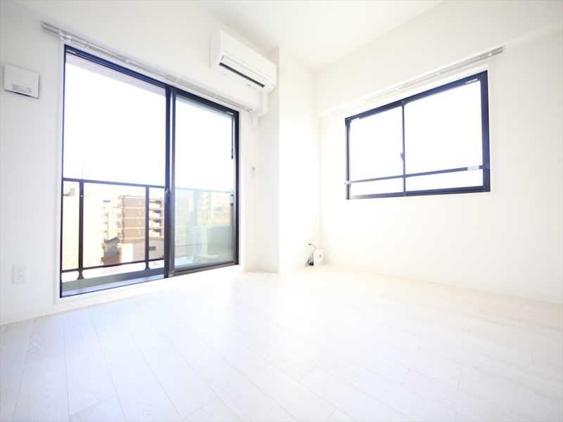 居室・リビング　洋室7.59帖　2面採光　エアコン完備　バルコニー