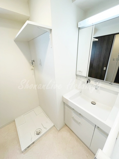 洗面設備　明るい洗面所です