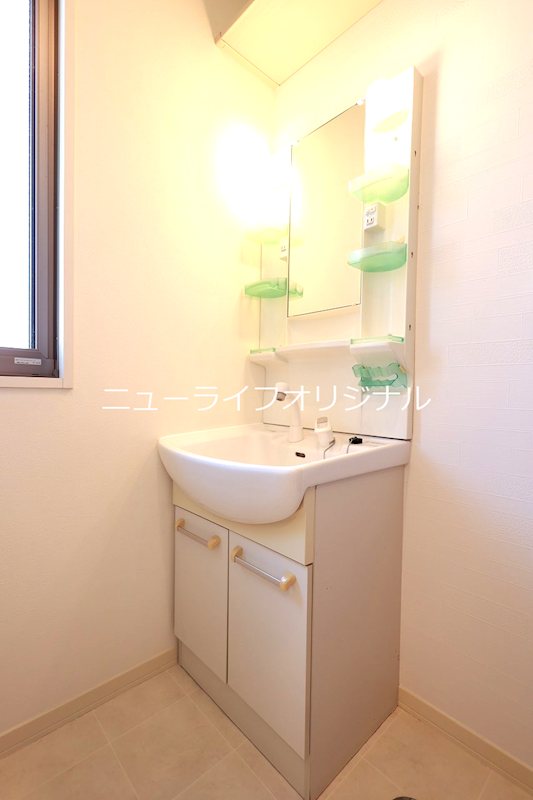 洗面設備　シャワー付き洗面台で忙しい朝でも楽に身支度が出来ます☆