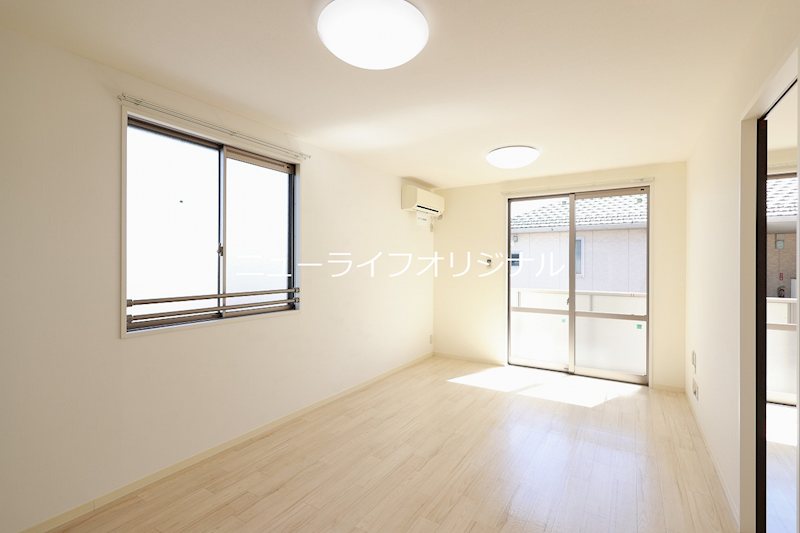 居室・リビング　角部屋に付き2面採光☆エアコン付きで快適に過ごせます☆
