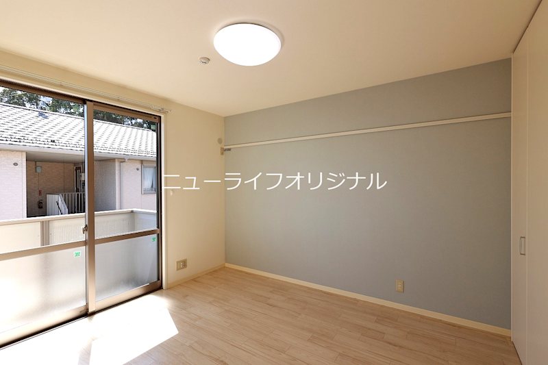 その他部屋・スペース　ブルーグレーのアクセントクロスがおしゃれな雰囲気を演出☆