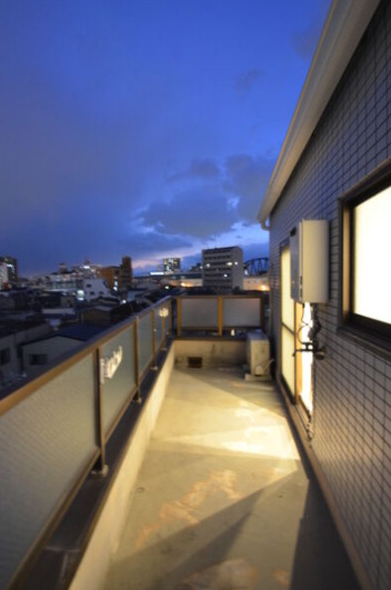 バルコニー　暖かな日差しのふりそそぐバルコニー