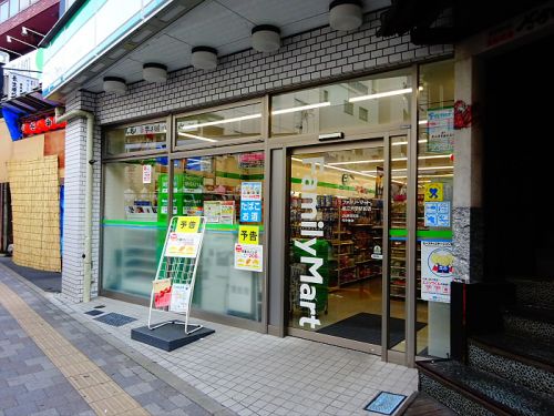 コンビニ　ファミリーマート都立大学駅前店（コンビニ）まで79m