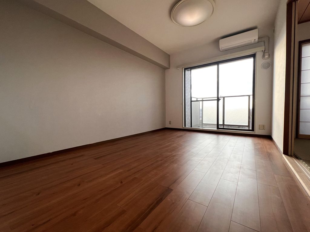 居室・リビング　別方向から見たリビングダイニングキッチン