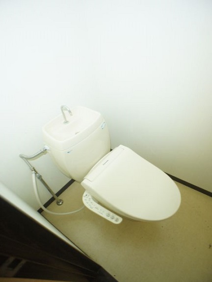 トイレ　温水洗浄暖房便座機能付きです♪