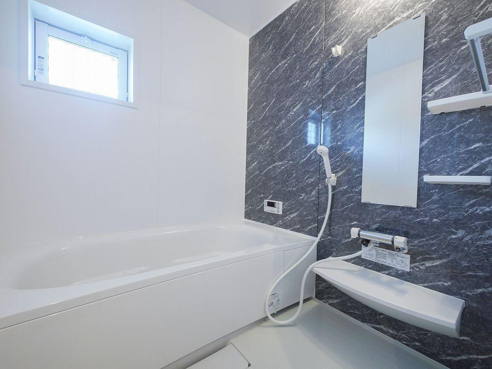 バス・シャワールーム　小窓が付いてて換気もラクラク♪カビ予防にも効果的☆