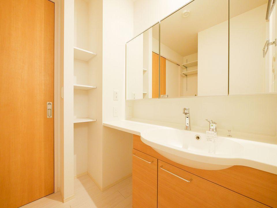 洗面設備　広い洗面台は忙しい朝に嬉しいですね！