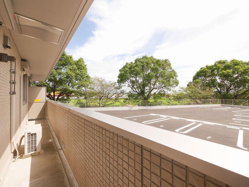 バルコニー　南向きの広々ベランダはお洗濯物もたくさん干せます