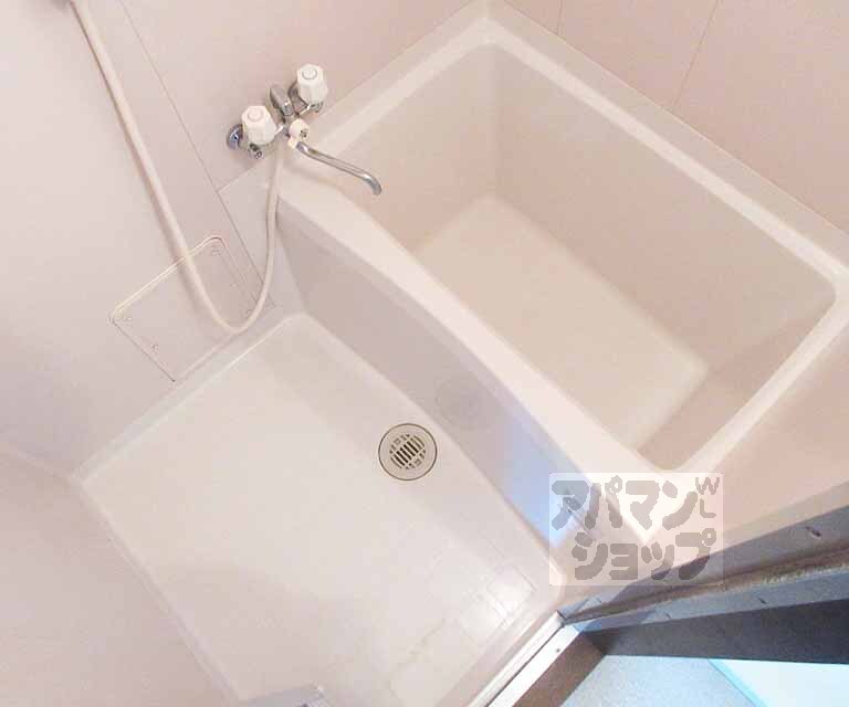 バス・シャワールーム　清潔感のある風呂場です。