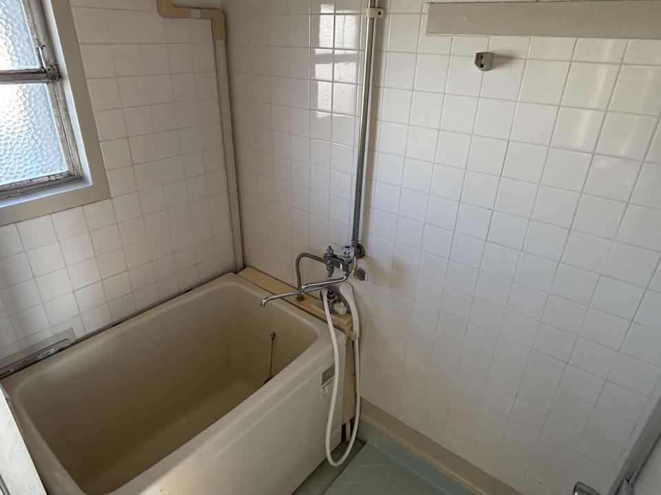 バス・シャワールーム　小窓があるバスルーム