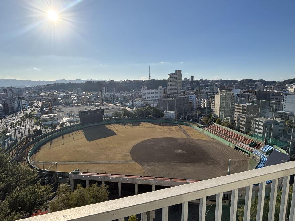 バルコニー　野球場が見えます