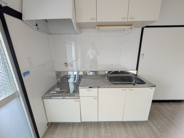 キッチン　2口ガスコンロ設置可能な広さです。調理スペースもあります♪