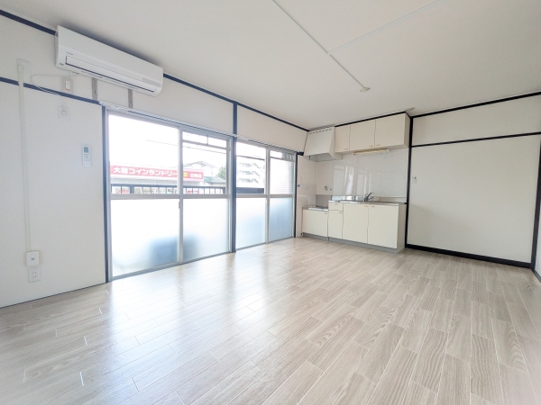 居室・リビング　明るく広々リビングはダイニングテーブルとソファーを設置可