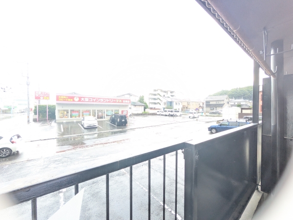 バルコニー　マンションはバルコニーが広いの特徴です。洗濯物干し◎