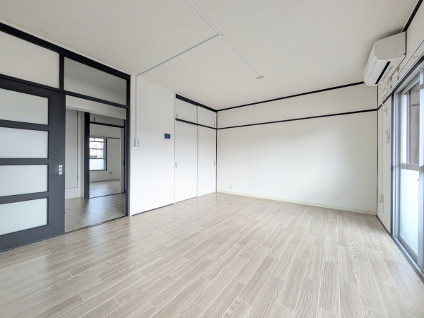 居室・リビング　白色系のリビングで清潔なイメージ。家具選びが楽しめます。