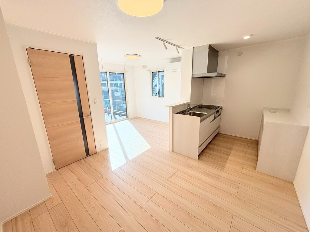 居室・リビング　IH3口の対面キッチンを採用し、毎日の家事もスムーズに♪