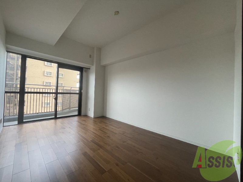 その他部屋・スペース　こちらの洋室も大きな窓からたくさんの日が入ってきますね。