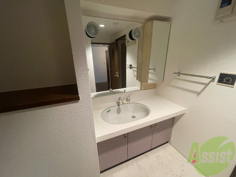 洗面設備　独立洗面台ですが、大きいサイズなので嬉しいですね。