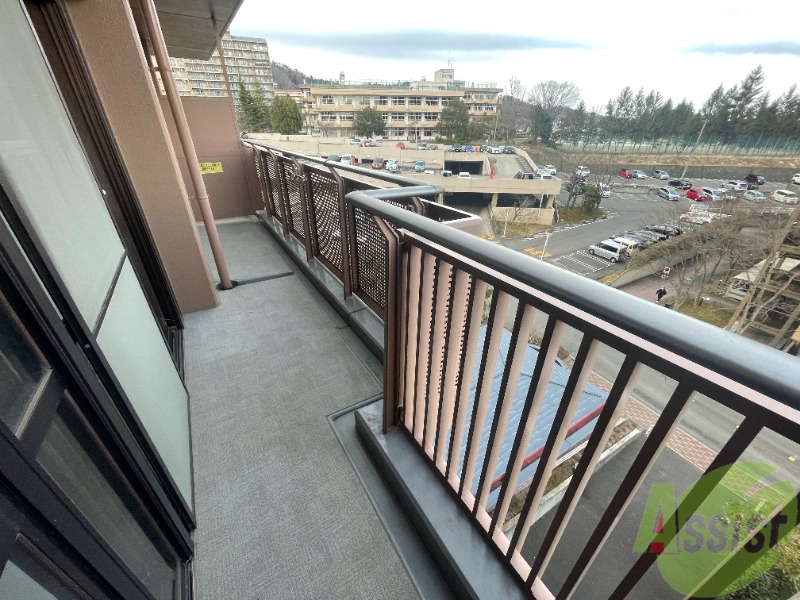 バルコニー　バルコニーは広く天日干しも捗りそうです。