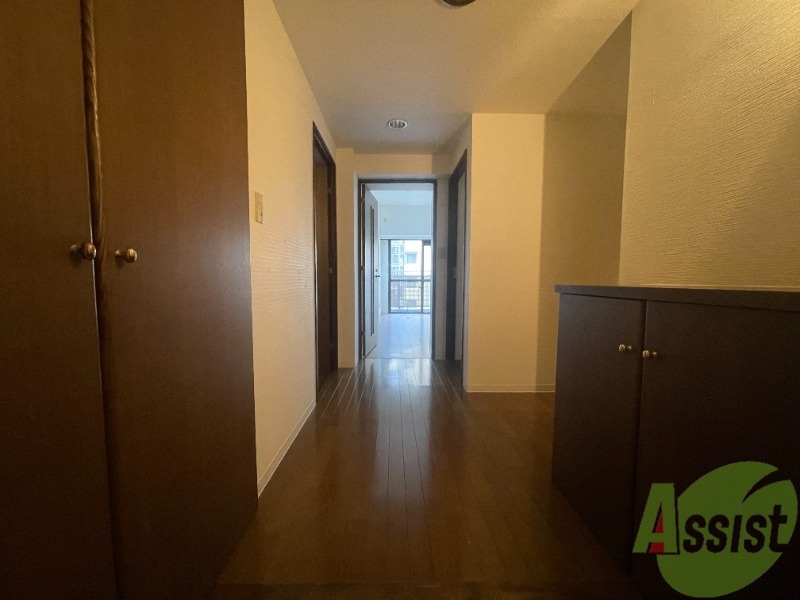 玄関　玄関は広めになっております。ファミリーでも安心です。