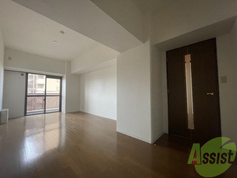 居室・リビング　リビングは、広々していて陽当たりもよさそうですね。